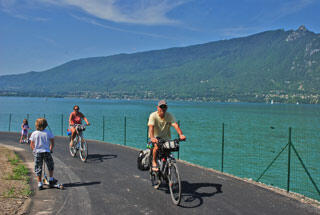 Photographie de cyclistes sur la piste du bord du lac